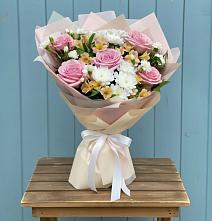Букет цветов из:  Гвоздики, Орхидеи и Розы в Сясьстройске