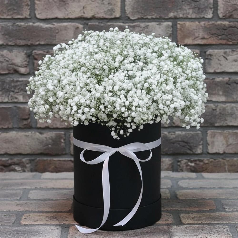 Цветочная композиция из Гипсофила в шляпной коробке в Сясьстройске