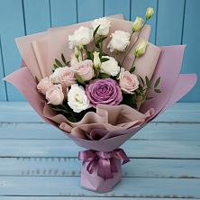 Букет цветов из:  Розы и Лизиантусы в Сясьстройске