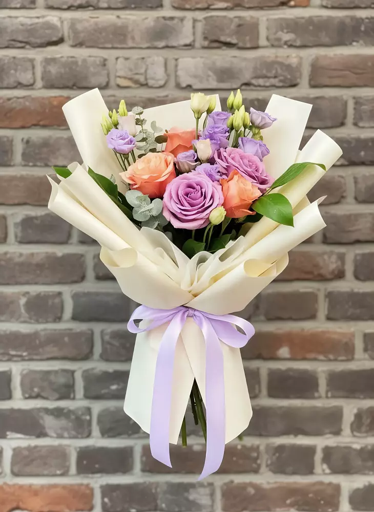 Букет цветов из: Лизиантусы и Розы в Сясьстройске