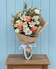 Букет цветов из:  Альстромерии, Лизиантусы, Розы и Хризантемы #REPLACE_PRED# Сясьстройске