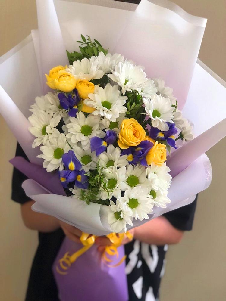 Букет цветов из: Ирисы, Хризантемы и Розы в Сясьстройске