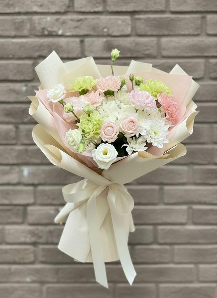 Букет цветов из: Гвоздики, Розы, Лизиантусы и Хризантемы в Сясьстройске