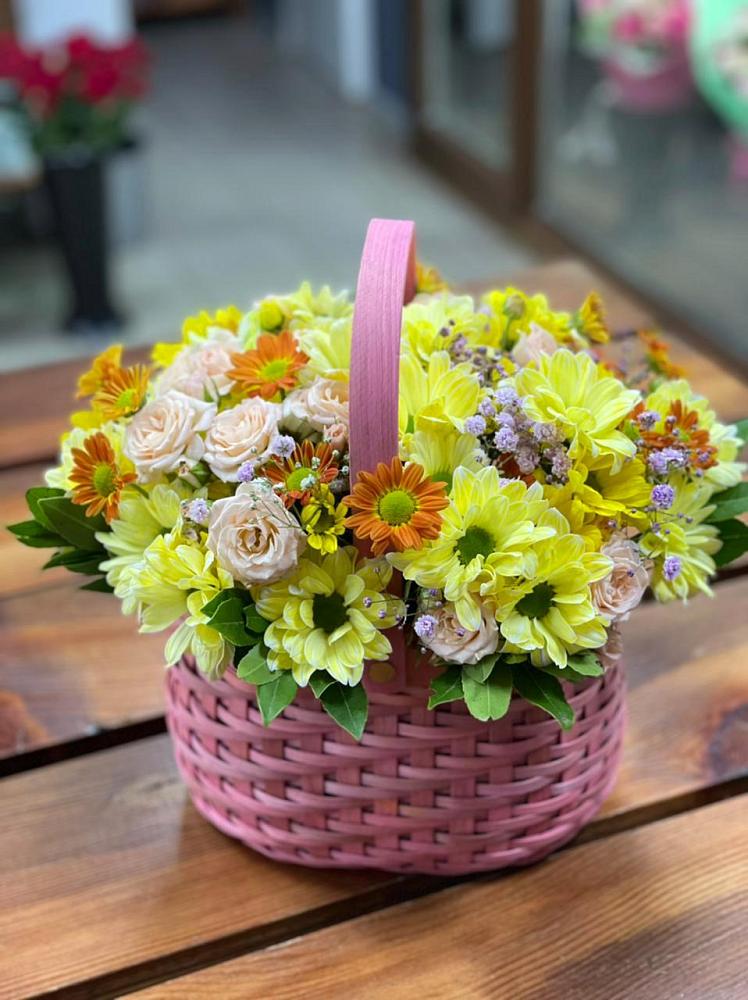 Цветочная композиция из Хризантемы и Розы в корзине в Сясьстройске