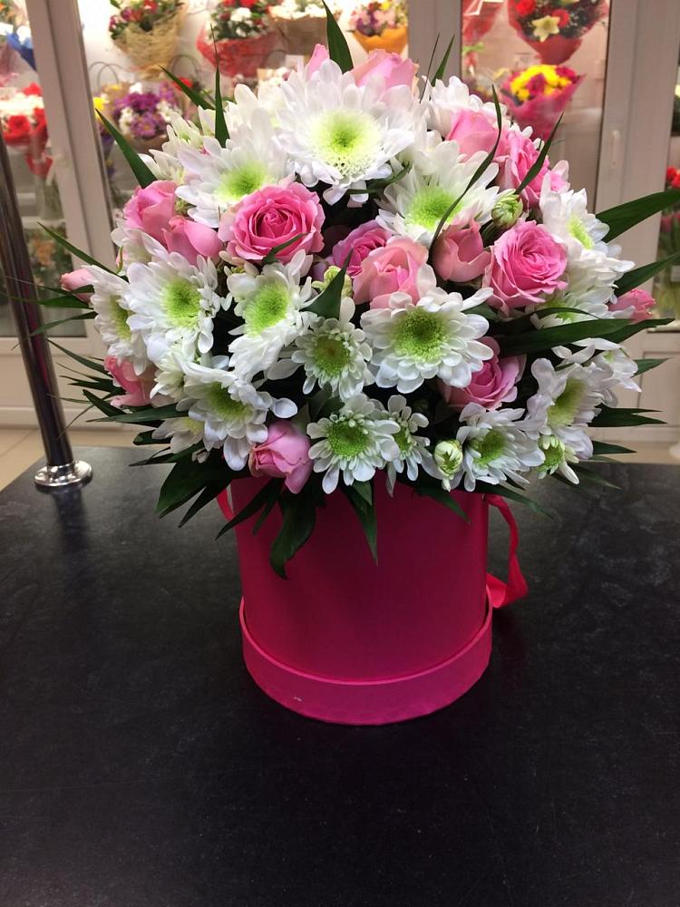 Цветочная композиция из Розы и Хризантемы в шляпной коробке в Сясьстройске