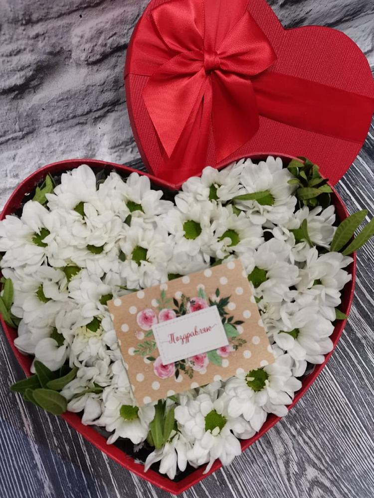 Цветочная композиция из Хризантемы в виде сердца в Сясьстройске