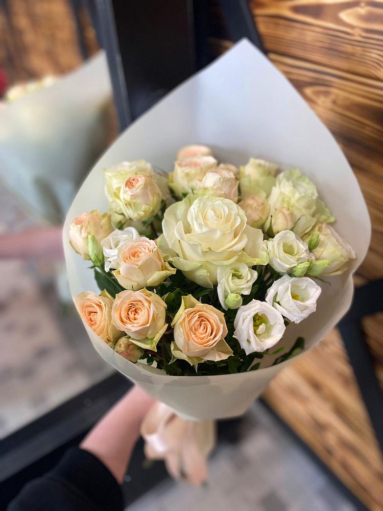 Букет цветов из: Розы и Лизиантусы в Сясьстройске