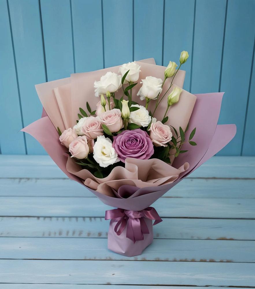 Букет цветов из: Розы и Лизиантусы в Сясьстройске